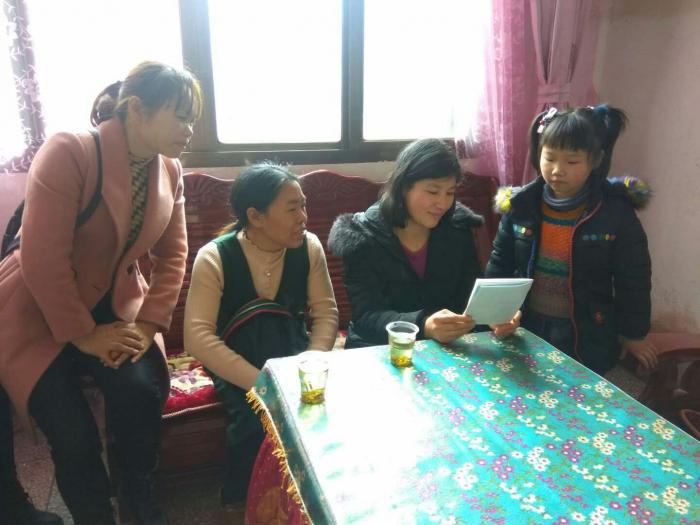 白石学校教师进行家访.jpg