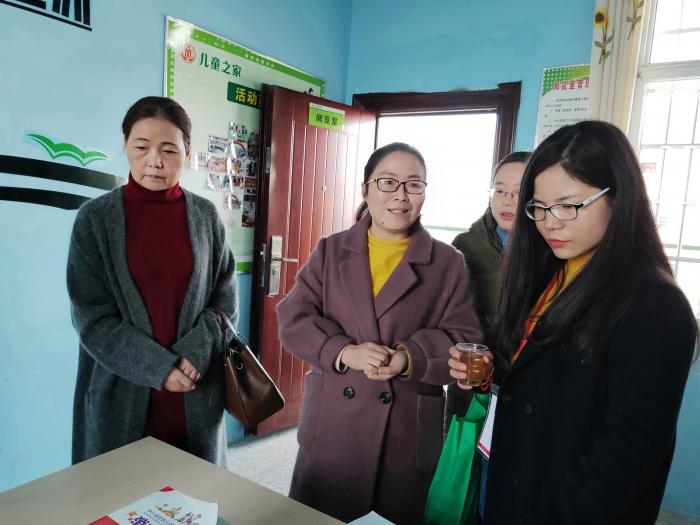 省妇联评估专家通过查、看、问等方式对“知心屋”项目进行评估验收 (2).jpg