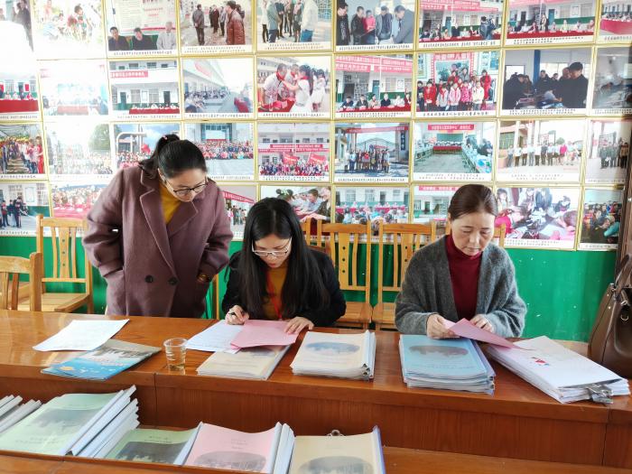 省妇联评估专家通过查、看、问等方式对“知心屋”项目进行评估验收.jpg