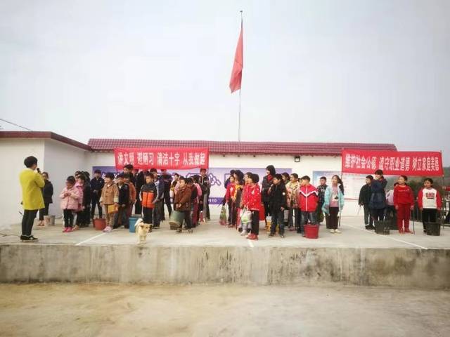 学生参加卫生大整治公益活动.jpg