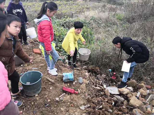 县妇联党组书记钟敏华带头搞卫生.jpg