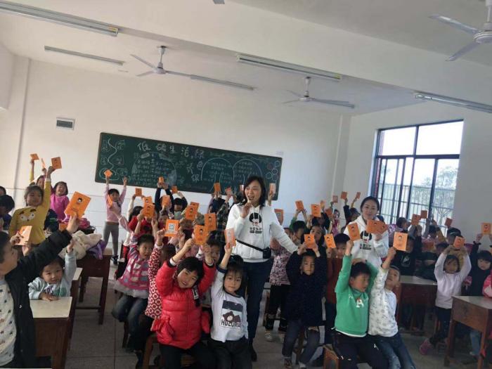 孩子们和志愿者讲师在一起.jpg