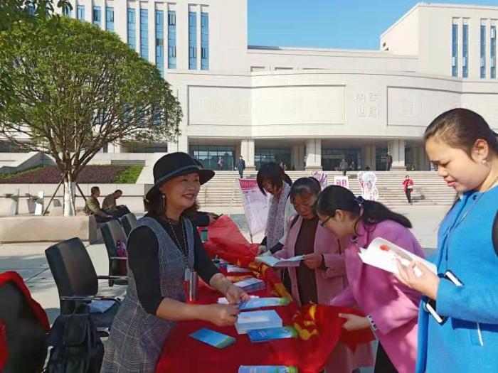 11月29日，宁乡市妇联组织巾帼志愿者在市民广场开展普法宣传活动.jpg