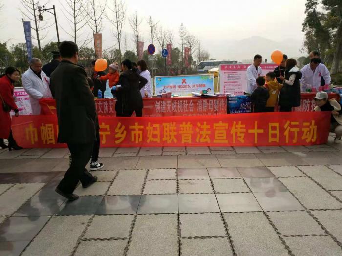12月5日，宁乡市妇联组织巾帼志愿者在黄材炭河里开展普法宣传活动.jpg