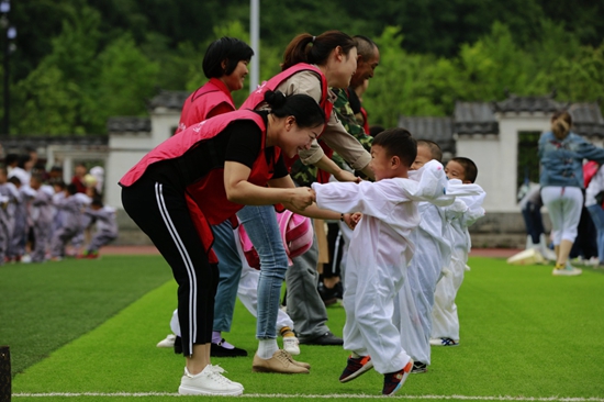 “六一”儿童节 家长和孩子一同玩互动游戏.jpg