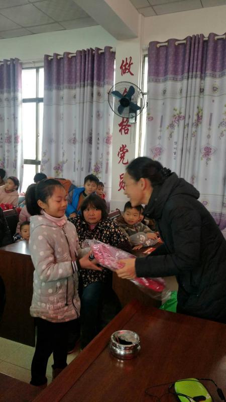 武冈市妇联张菊云主席在给留守儿童发放彩虹包裹.jpg