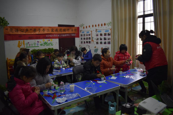 长沙县大同社会工作服务中心（蒿塘点）的社工给孩子们讲授盆栽制作-图片来源-长沙县北山镇.png