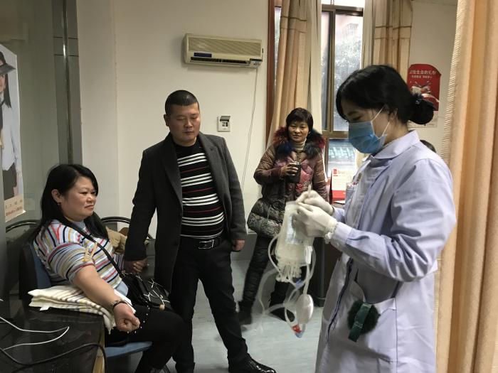 志愿者正在献血.jpg
