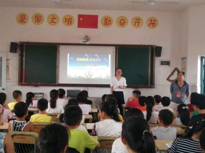 邬兰请五老宣讲员王庚仕老师为高兴小学孩子们讲禁毒知识-图片来源-湖南文明网.jpg
