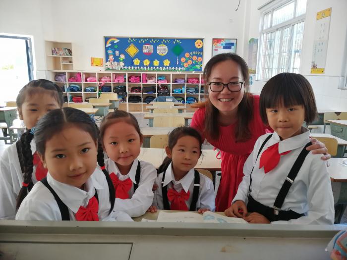 学生们亲切地称呼邬兰校长为“兰妈妈”-图片来源-湖南文明网.jpg