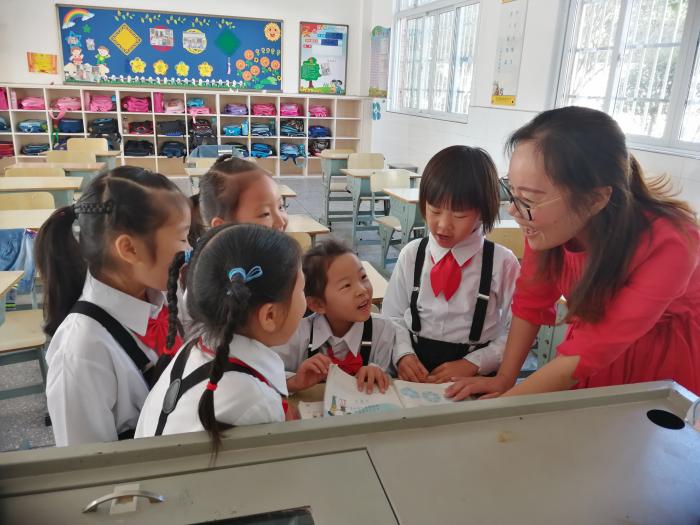 邬兰与学生们在一起-图片来源-湖南文明网.jpg