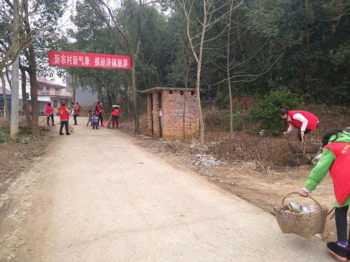 志愿者在清扫马路.jpg