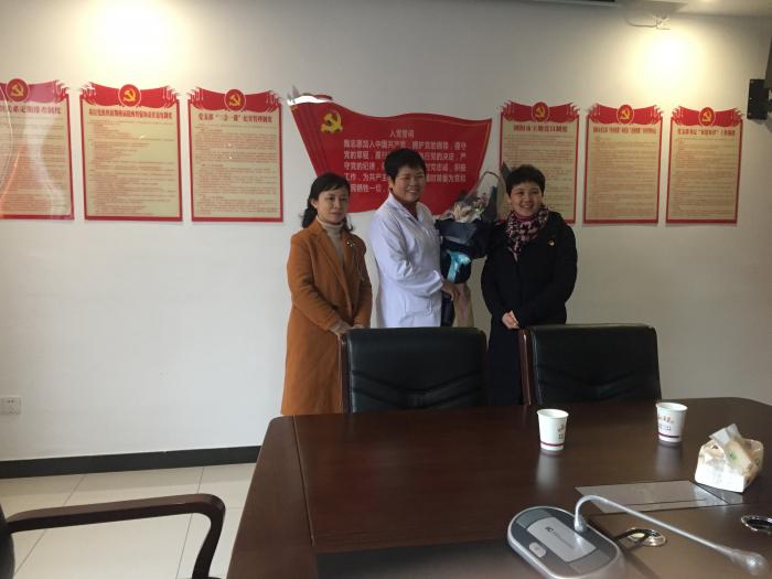 1月31日下午，市妇联党组书记、主席龙花明和党组成员、副主席李秀英，慰问道德模范刘瑞珍.jpg