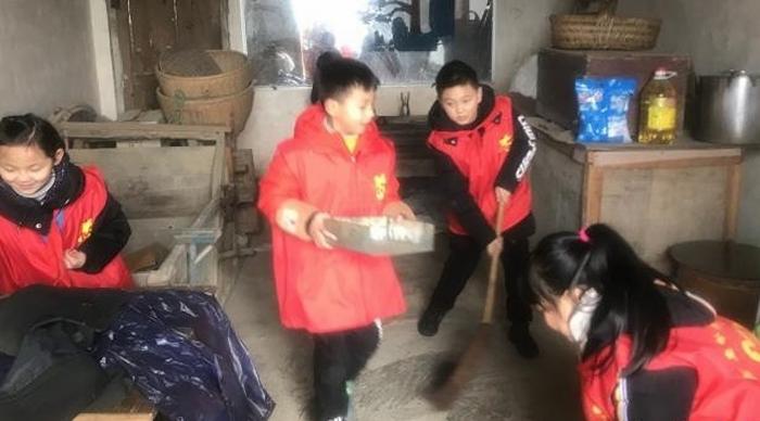四办小志愿者为辖区老人打扫卫生.jpg