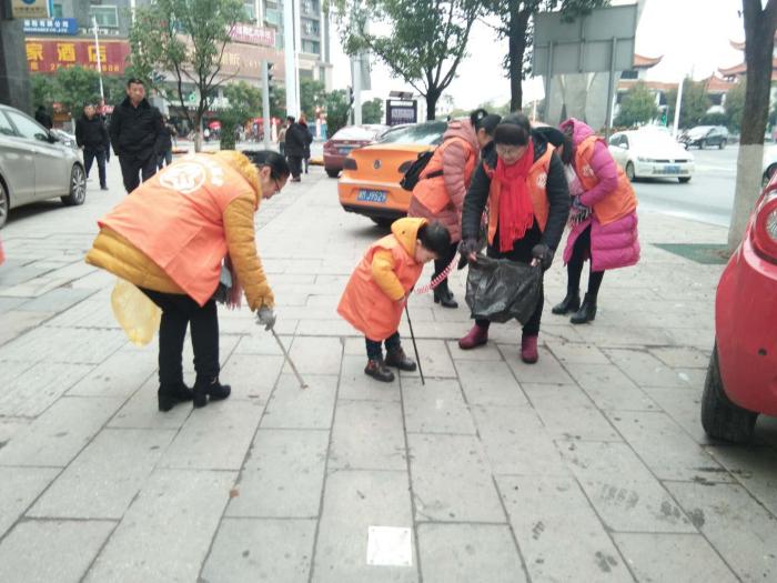 2.14 巾帼志愿者搞卫生.jpg