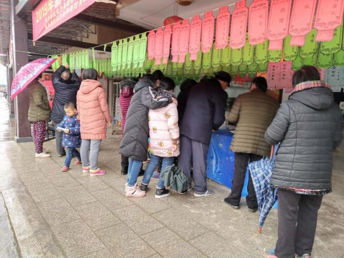 前来参加猜灯谜活动的村民络绎不绝-图片来源-长沙县北山镇.jpg