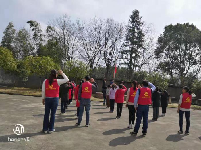 志愿者与福安小学师生一起参加升旗仪式-图片来源-长沙县北山镇.jpg