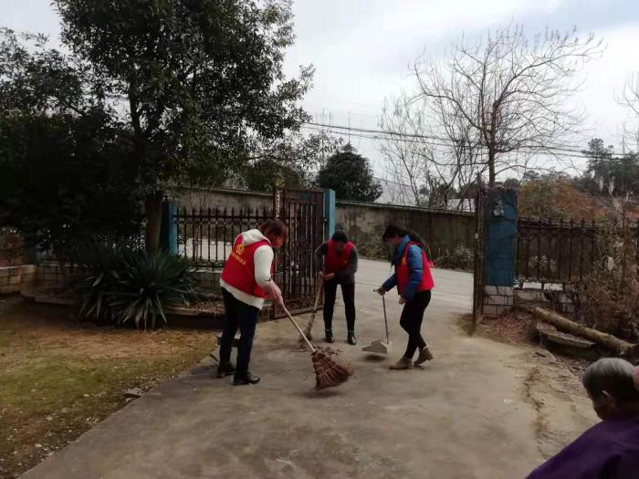 志愿者在“福安安居”打扫卫生-图片来源-长沙县北山镇.jpg