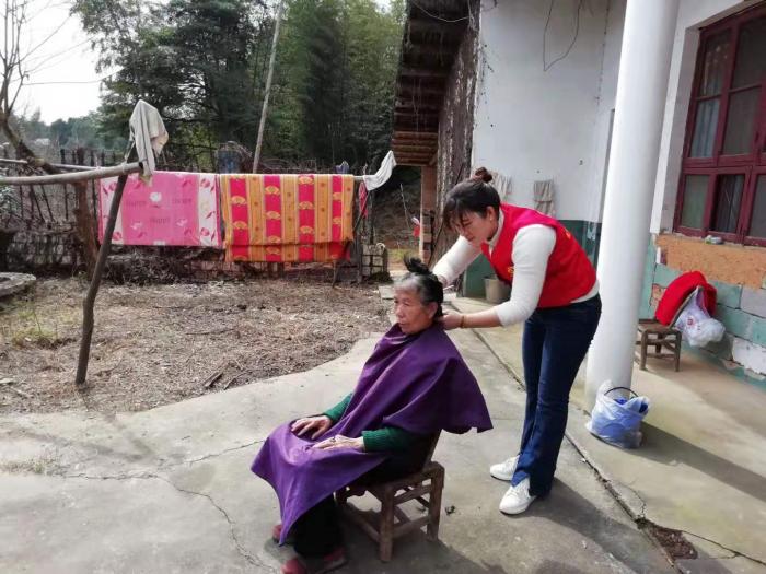 志愿者为老人理发-图片来源-长沙县北山镇.jpg