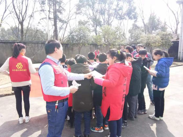 志愿者鼓励孩子们参与文明实践活动-图片来源-长沙县北山镇.jpg