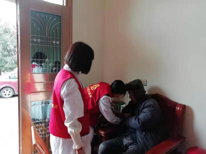志愿者为李国安老人量血压-图片来源-长沙县北山镇.jpg