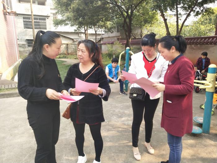 巾帼志愿者进社区3.jpg