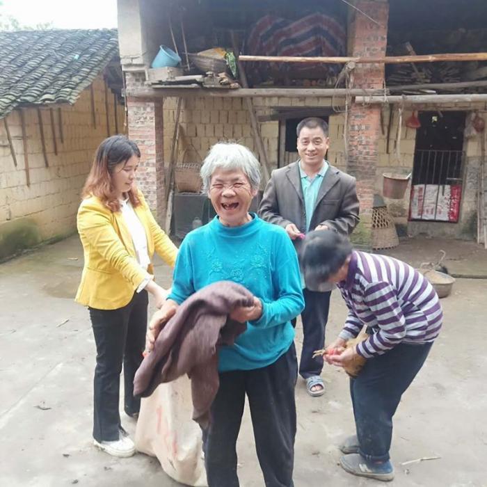 老人家养的土鸡有了销路，乐开了花.jpg