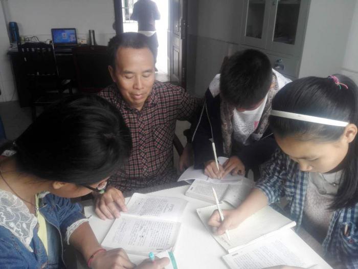辅导学生照.JPG