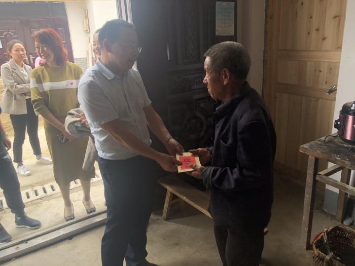 山背村异地扶贫搬迁点慰问当地贫困户 (2).JPG