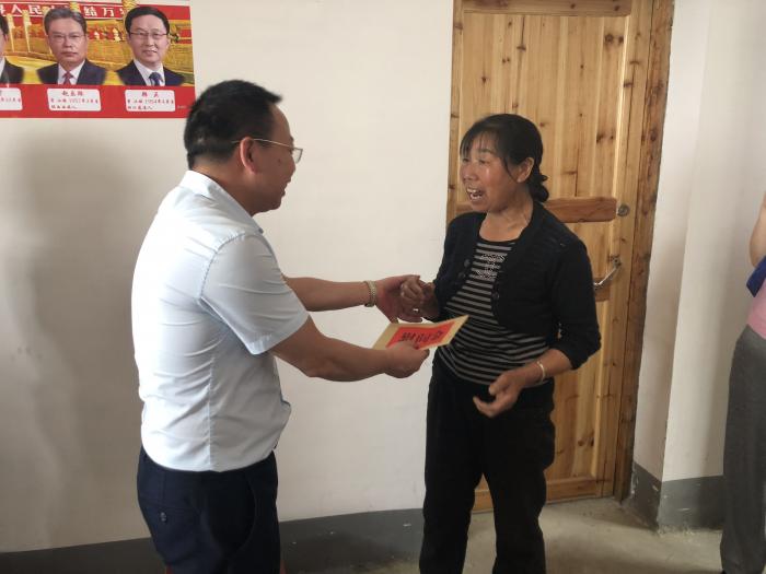 山背村异地扶贫搬迁点慰问当地贫困户 (1).JPG