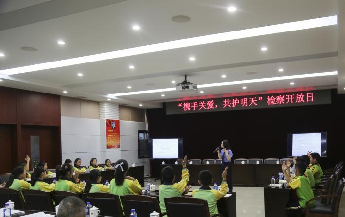 为孩子们上法治课1.JPG