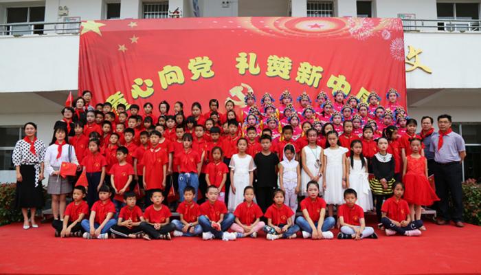 领导与演员合影_副本.jpg
