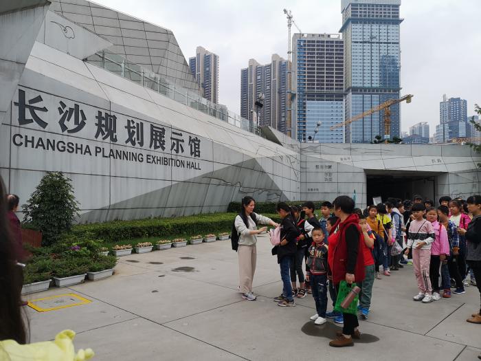 志愿者带领孩子们来到科技馆-图片来源-长沙县北山镇.jpg