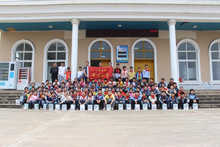 参观海螺学生集体合影.jpg