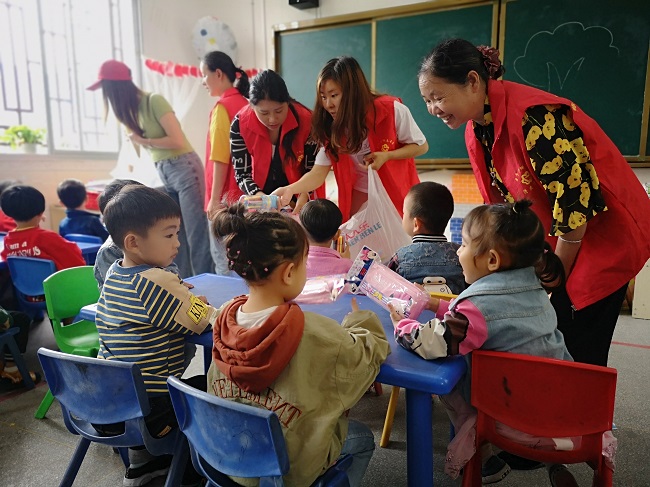 北斗溪镇坪溪村妇联陪留守儿童过六一.jpg
