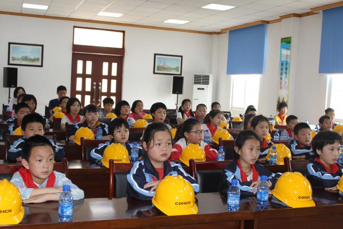 学生在海螺上安全课.jpg