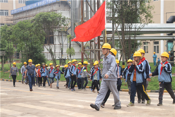 学生参观海螺生产现场.jpg