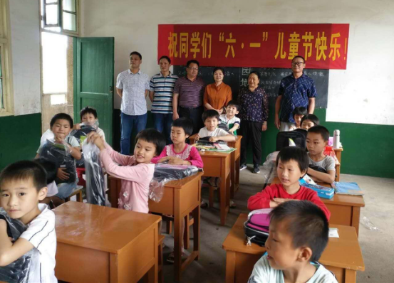 邓冬玉捐资助学显大爱.png