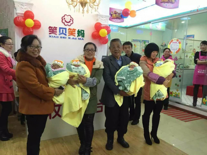 2015年黄丽娥与“四胞胎”兄弟.png