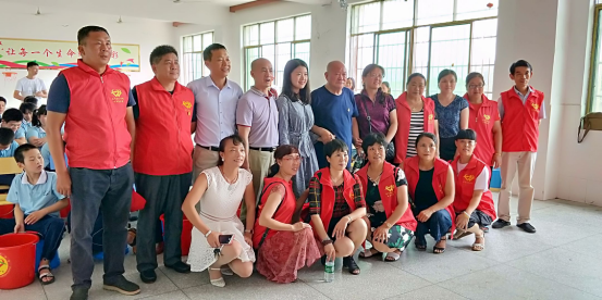 邓冬玉与宜章好人协会会员到特殊学校举行捐赠活动.png