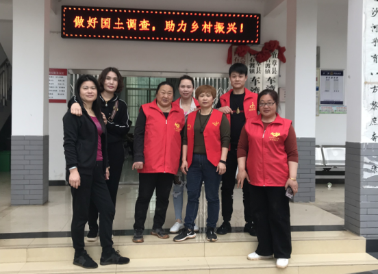 邓冬玉与好人协会会员在一起.png