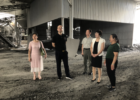 宜章县政协主席黄志莲（右二）一行在邓冬玉的采石场车间检查指导工作.png