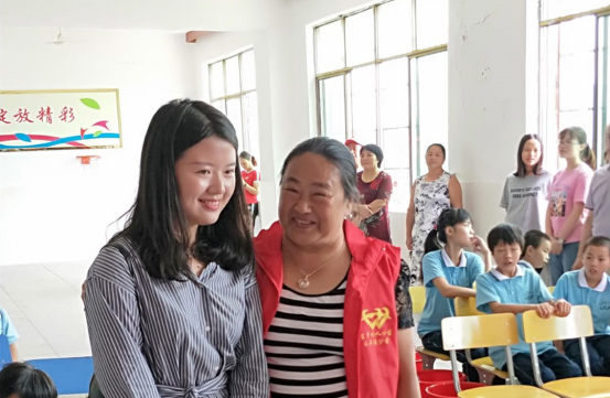 邓冬玉与清华大学博士江梦南一起在特种学校搞活动.png