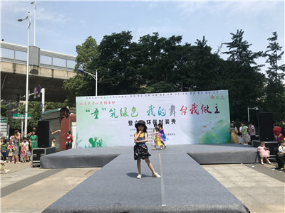 外来务工人员子女展示自己的时装_wps图片_副本.jpg