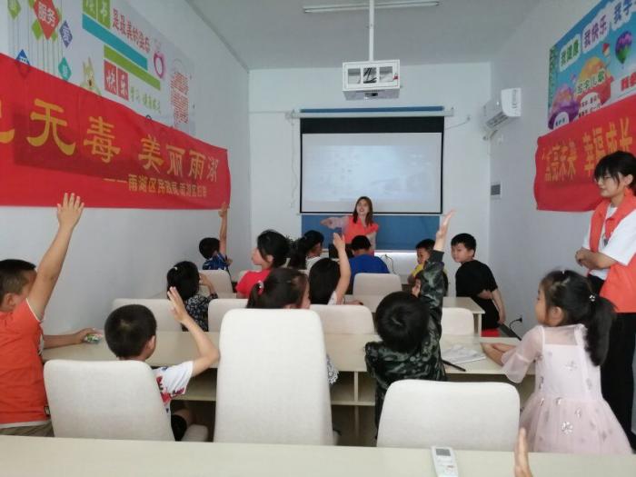 孩子们举手回答问题.jpg