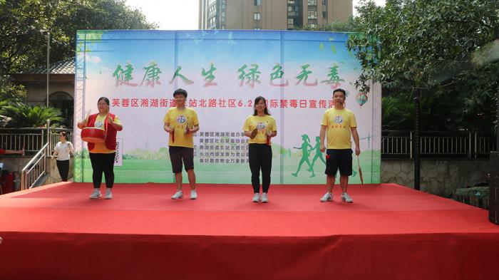 社区禁毒志愿者们表演《说禁毒》。 副本副本.jpg