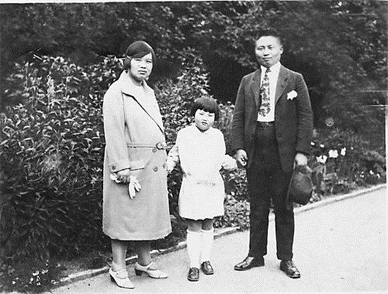 1929年李桓英与父母在德国.jpg
