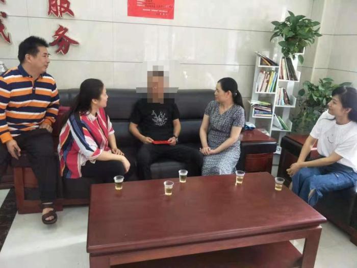微信图片_20190709162322(7月9日娄星区妇联来到乐坪街道蜜蜂社区对戒毒康复人员李某进行了帮扶慰问，心理咨询师赵恒艳对其进行了心理辅导）.jpg