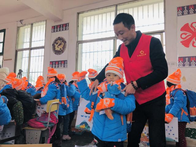 桂阳县古郡志愿者协会送温暖包下乡.jpg