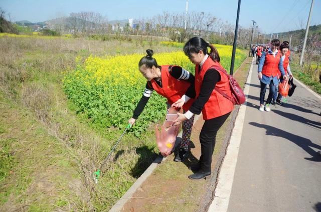 桂阳县古郡志愿者协会清理西河风光带.jpg
